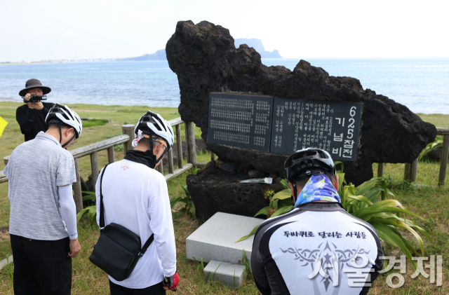 유인촌(가운데) 장관이 8일 제주 성산일출봉 인근에 있는 6·25 참전기념비에 묵념하고 있다. 사진 제공=문체부