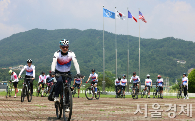 유인촌 장관이 지난 8월 3일 경기도 양평 전적지를 자전거로 돌아보고 있다. 사진 제공=문체부