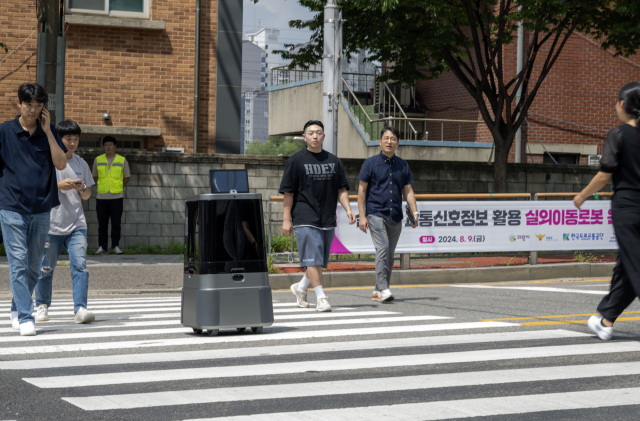 현대차그룹의 주율주행 배송로봇 ‘달이 딜리버리’가 9일 경기도 의왕시 부곡파출소 앞 횡단보도를 건너고 있다. 사진제공=현대차그룹