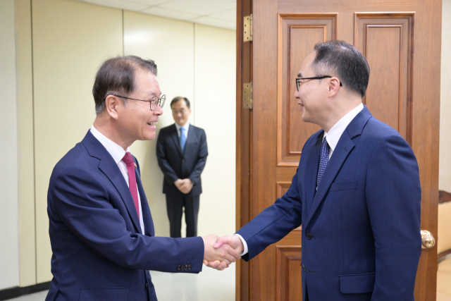 이정식(왼쪽) 고용노동부 장관이 9일 서울 서초구 대검찰청에서 이원석 검찰총장을 만나 악수하고 있다. 사진제공=고용부