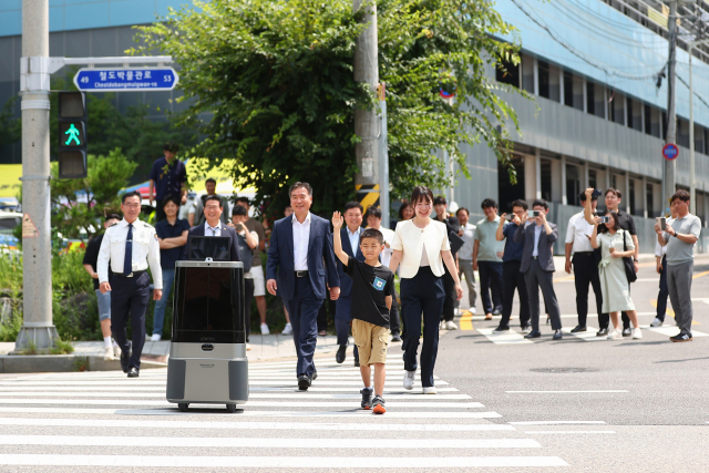 9일 의왕역 인근에서 실외이동로봇 운행 시연회가 열리고 있다. 사진 제공 = 의왕시