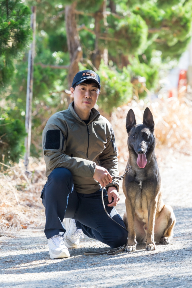 부산경찰청의 수색견 야크와 핸들러 경찰. 사진 제공=부산경찰청