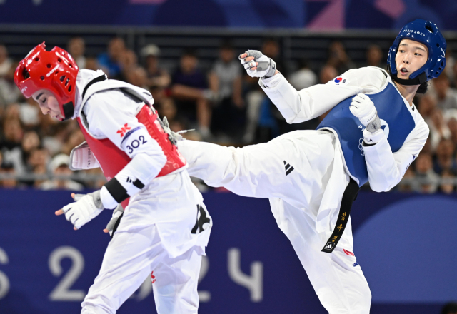 김유진(오른쪽)이 9일 파리 올림픽 여자 태권도 결승전에서 이란의 강자 나히드 키야니찬데를 몰아붙이고 있다. 파리=성형주 기자