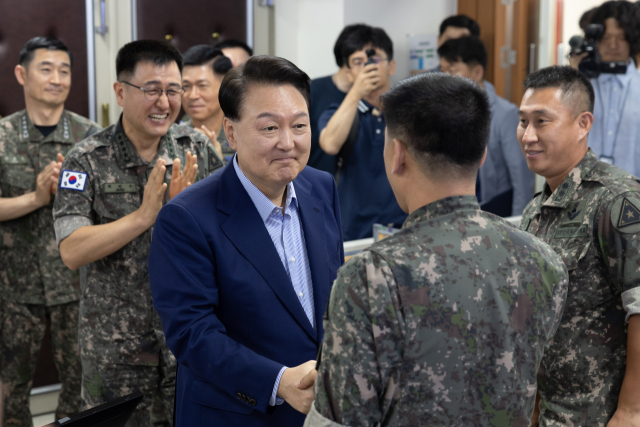 윤석열 대통령이 여름휴가 마지막 날인 9일 충남 계룡대 전투통제실을 방문해 근무자들을 격려하고 있다. 사진 제공=대통령실