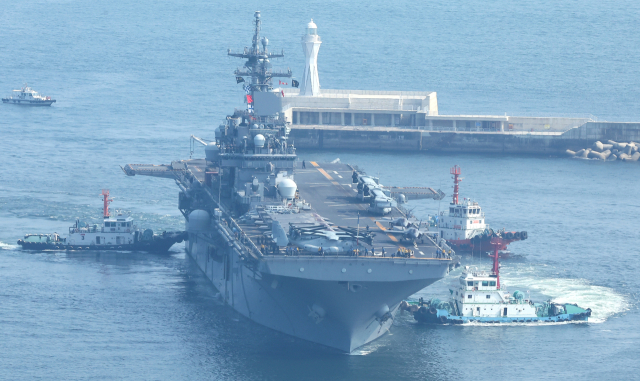 미국 해군의 강습상륙함(USS BOXER·LHD-4만1000t급)이 9일 군수적재 및 승조원 휴식을 위해 부산 남구 해군작전사령부 부산작전기지 부두로 입항하고 있다. 연합뉴스