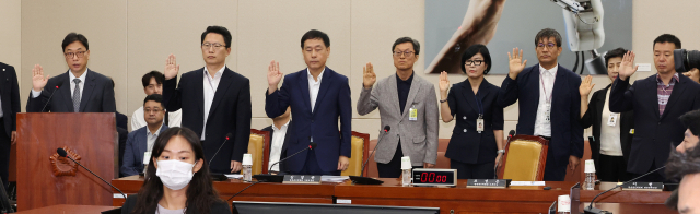 9일 오전 열린 국회 과학기술정보방송통신위원회의 ‘불법적 방송문화진흥회 이사 선임 등 방송 장악 관련 1차 청문회’에 출석한 증인 및 참고인들이 선서하고 있다. 연합뉴스