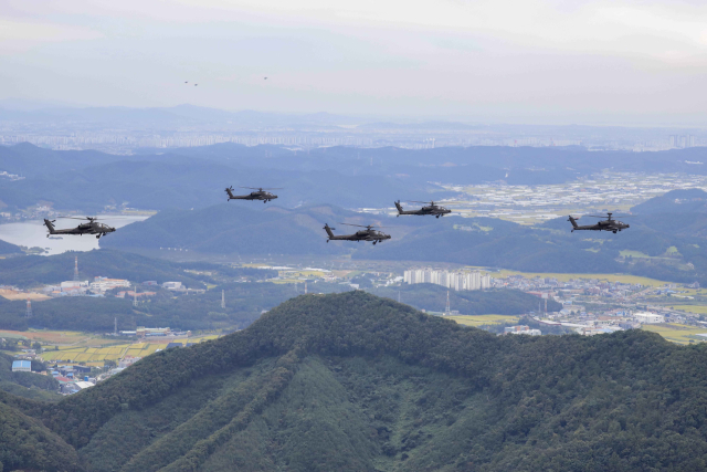 육군항공사령부 소속 아파치 가디언(AH-64E) 공격헬기가 경기도 양평 비승사격장으로 이동하고 있다. 사진 제공=육군항공사령부