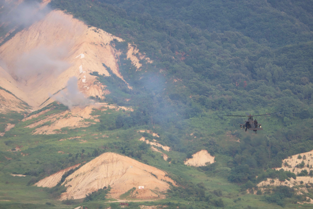 육군항공사령부 소속 아파치 가디언(AH-64E) 공격헬기가 경기도 양평 비승사격장에서 실사격훈련을 하고 있다. 사진 제공=육군항공사령부