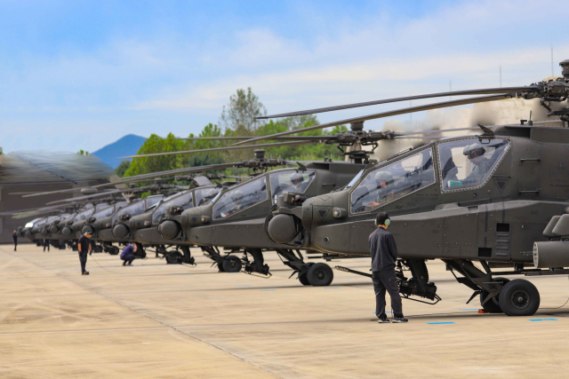 육군항공사령부 소속 아파치 가디언(AH-64E) 공격헬기가 활주로에 대기하고 있다. 사진 제공=육군항공사령부