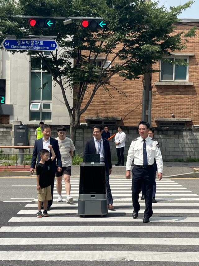 경찰청 실외 이동로봇이 횡단보도를 건너는 모습. 사진제공=경찰청