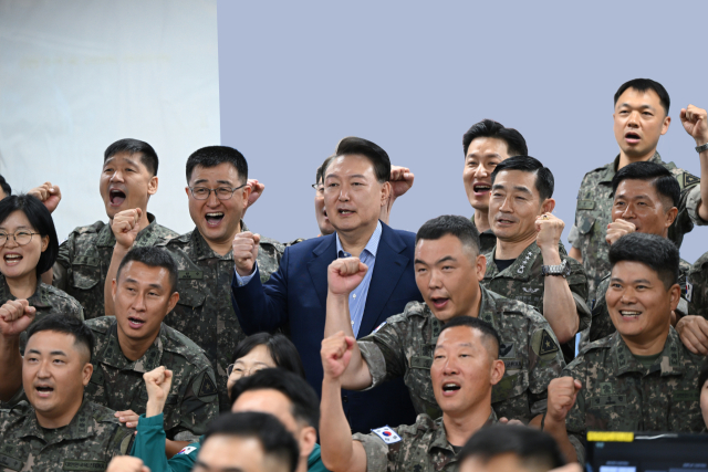 尹, 계룡대 찾아 '안보가 곧 경제'…4박 5일 휴가 마무리