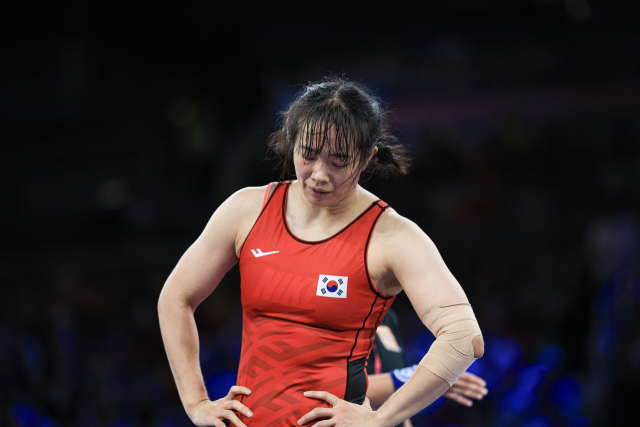 이한빛이 9일 오후(한국 시간) 프랑스 파리 샹 드 마르스 아레나에서 진행된 2024 파리 올림픽 레슬링 여자 프리스타일 62kg급 16강 독일의 루이자 니메슈 선수와의 경기를 패배한 후 아쉬워 하고 있다. 뉴스1