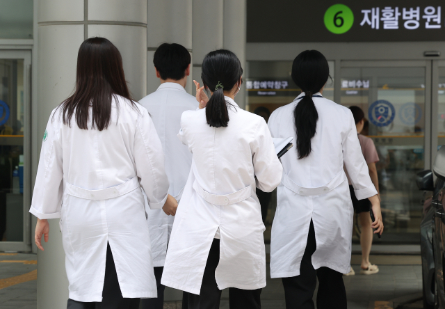 9일 서울 시내 한 대형병원에서 의료진이 이동하고 있다. 연합뉴스