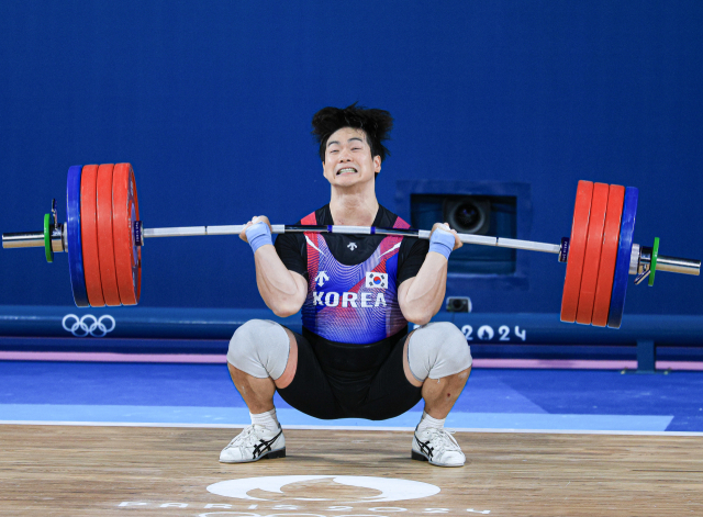 대한민국 역도 국가대표팀 유동주 선수가 9일(현지 시간) 프랑스 파리 사우스 파리 아레나 6에서 진행된 2024 파리올림픽 역도 남자 89kg급 경기 용상 217kg 3차시기에 도전하고 있다. 뉴스1