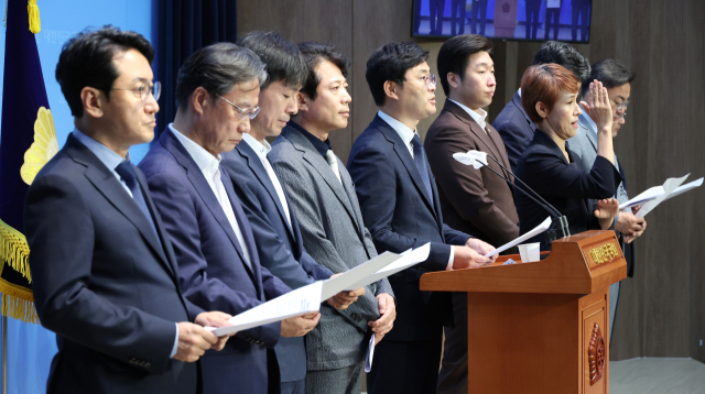 국회 정무위원회 소속 야3당 위원들이 지난달 17일 오전 국회 소통관에서 김건희 여사 디올 명품백 관련 국민권익위원회 청문회 요구 기자회견을 하고 있다. 연합뉴스