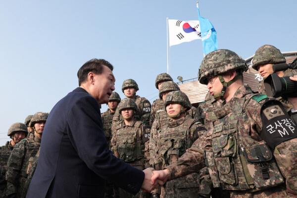 윤석열 대통령이 연말연시를 맞아 지난해 12월 28일 경기도 연천군 중부 전선 육군 제5보병사단 열쇠전망대를 방문해 최전방 근무 장병들을 격려하고 있다. 연합뉴스