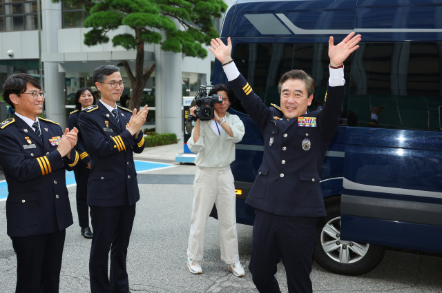 윤희근 경찰청장이 9일 오후 서울 서대문구 경찰청에서 퇴임식을 마치며 직원들에게 인사하고 있다. 연합뉴스