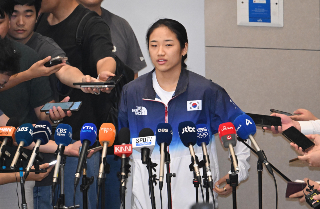 '비즈니스 비싸서 못 샀는데…럭키비키' 안세영 논란 속 '청렴 협회장' 떠오른 인물은