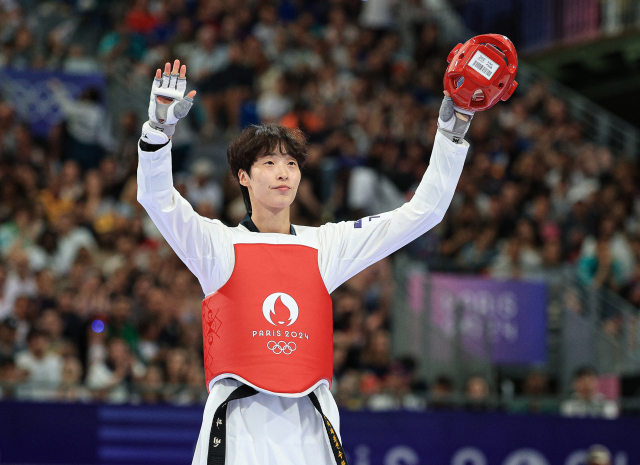 대한민국 태권도 국가대표팀 이다빈 선수가 10일 오후(한국 시간) 프랑스 파리 그랑 팔레에서 진행된 2024 파리 올림픽 태권도 여자 +67kg급 16강 체코의 페트라 스톨보바 선수와의 경기에 입장하고 있다. 뉴스1