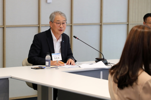 임종룡 우리금융그룹 회장이 이달 8일 여의도 우리투자증권 본사에서 열린 애널리스트 대상 간담회에서 기업가치 제고 계획을 발표하고 있다. 사진 제공=우리금융그룹