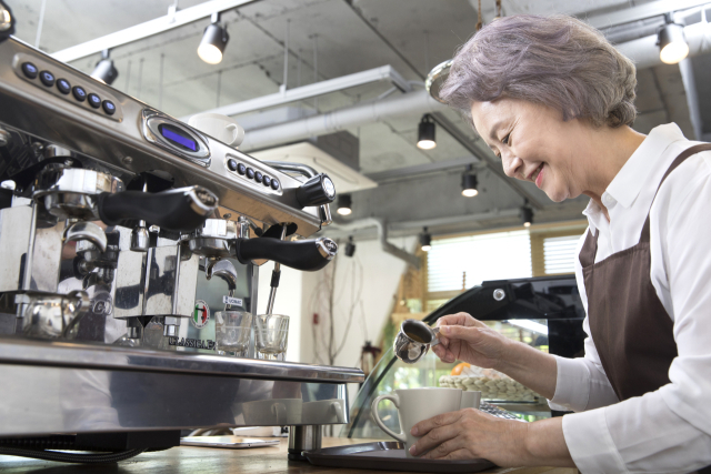 81세 바이든? 남일 아니다…‘척추관협착증’ 대비해야 할 이유 [일터 일침]