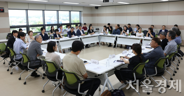 유인촌 문체부 장관이 지난 8일 제주에서 ‘제주 지역예술인 간담회’를 진행하고 있다. 사진 제공=문체부