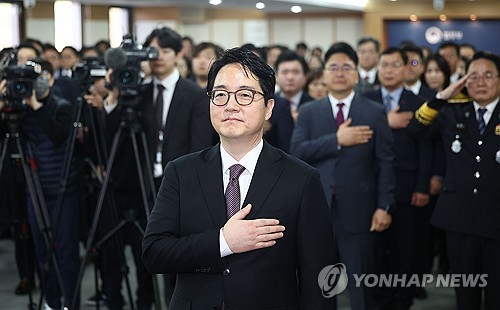 윤석열 대통령이 신임 검찰총장 후보자에 심우정 법무부 차관을 지명했다고 대통령실이 11일 밝혔다. 지난 1월 정부과천청사 법무부에서 열린 차관 취임식에서 심우정 법무부 차관이 국기에 경례하고 있다. 연합뉴스 자료