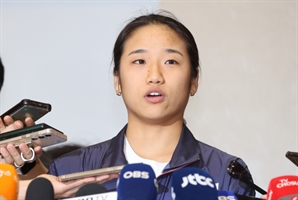 드디어 입 연 안세영 "개인스폰서 풀어달라…배드민턴으로도 경제적 보상 누려야”