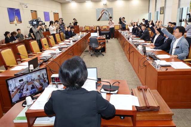 지난 7일 국회에서 열린 과학기술정보방송통신위원회 전체회의에서 ‘방송장악 관련 2차 청문회 실시계획서 채택의 건’이 여당 불참 속에 표결로 통과되고 있다. 연합뉴스