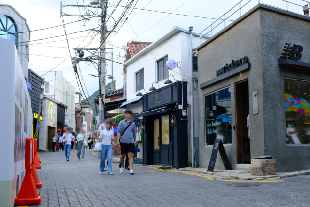 서울 삼청동 인근 화개길 문화거리를 관광객들이 지나가고 있다. 황동건 기자