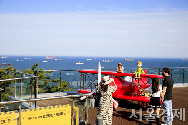 부산 송도해상케이블카 탑승장 전망대에서 관광객들이 기념사진을 찍고 있다. 서울경제DB