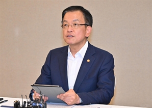 우주청 찾은 최상목 부총리 "외국인 정책 전환은 선택 아닌 필수"