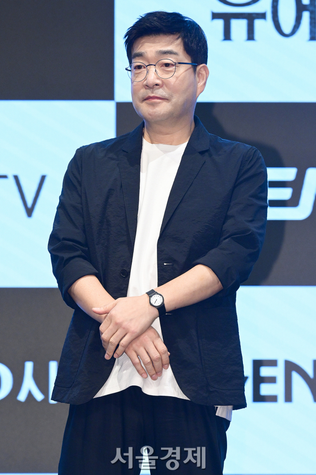 배우 손현주가 12일 오후 서울 구로구 더 세인트에서 진행된 지니 TV 오리지널 드라마 ‘유어 아너’(극본 김재환/연출 유종선) 제작발표회에서 포즈를 취하고 있다. 김규빈 기자 2024.08.12