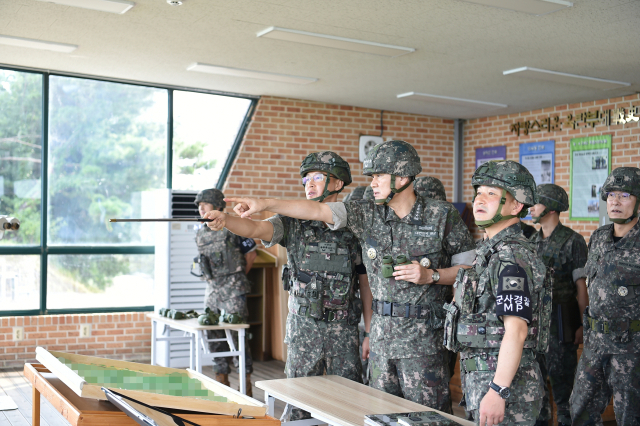 김명수 합참의장이 12일 육군 1사단 GOP대대에서 북한의 예상되는 도발 양상을 보고받고 경계 작전을 점검하고 있다. 사진 제공=합참