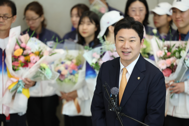 진종오 의원이 7일 오후 인천공항을 통해 귀국한 2024 파리 올림픽 사격 국가대표팀에게 축하말을 전하고 있다. 뉴스1