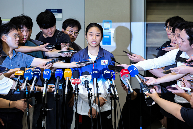 2024 파리 올림픽 배드민턴 여자단식에서 금메달을 획득한 안세영이 7일 오후 인천공항을 통해 귀국, 취재진과 인터뷰 하고 있다. 안세영은 금메달 획득 후 대한배드민턴협회의 부조리를 지적하며 논란이 되고 있다. 뉴스1