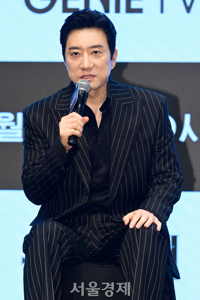 배우 김명민이 12일 오후 서울 구로구 더 세인트에서 진행된 지니 TV 오리지널 드라마 ‘유어 아너’(극본 김재환/연출 유종선) 제작발표회에서 소감을 말하고 있다. 김규빈 기자 2024.08.12