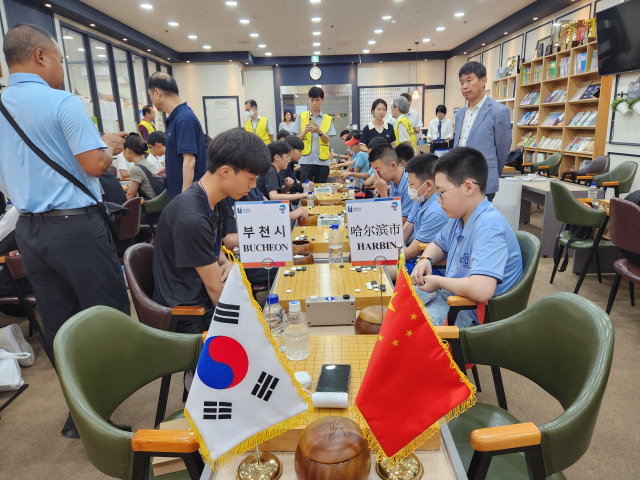 친선 대국중인 부천시 청소년(왼쪽)과 중국 하얼빈시 청소년(오른쪽). 사진 제공 = 부천시