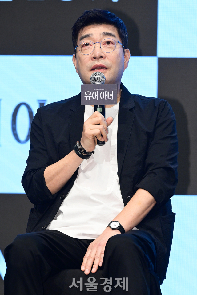 배우 손현주가 12일 오후 서울 구로구 더 세인트에서 진행된 지니 TV 오리지널 드라마 ‘유어 아너’(극본 김재환/연출 유종선) 제작발표회에서 눈물을 참고 있다. 김규빈 기자 2024.08.12