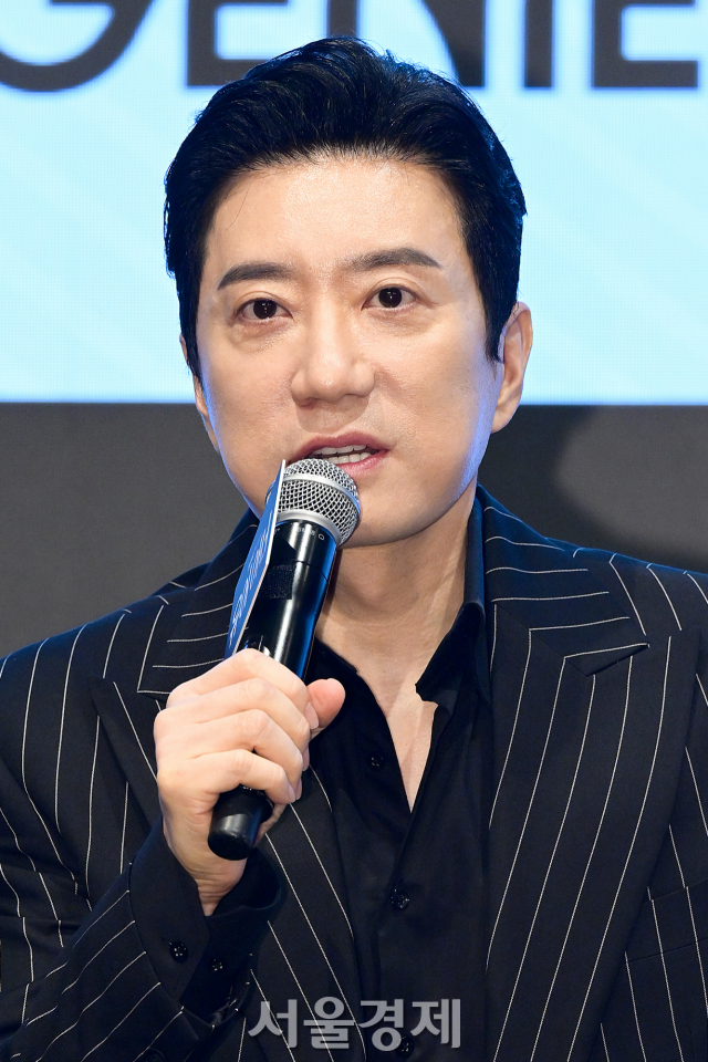 배우 김명민이 12일 오후 서울 구로구 더 세인트에서 진행된 지니 TV 오리지널 드라마 ‘유어 아너’(극본 김재환/연출 유종선) 제작발표회에서 소감을 말하고 있다. 김규빈 기자 2024.08.12