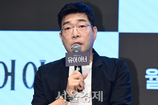 배우 손현주가 12일 오후 서울 구로구 더 세인트에서 진행된 지니 TV 오리지널 드라마 ‘유어 아너’(극본 김재환/연출 유종선) 제작발표회에서 눈물을 참고 있다. 김규빈 기자 2024.08.12