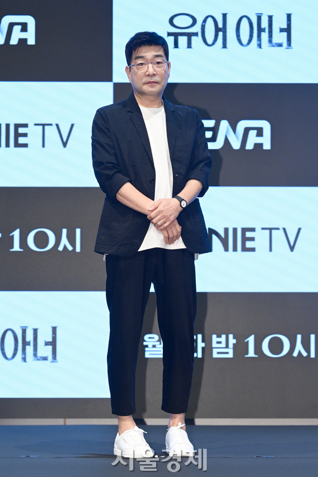 배우 손현주가 12일 오후 서울 구로구 더 세인트에서 진행된 지니 TV 오리지널 드라마 ‘유어 아너’(극본 김재환/연출 유종선) 제작발표회에서 포즈를 취하고 있다. 김규빈 기자 2024.08.12