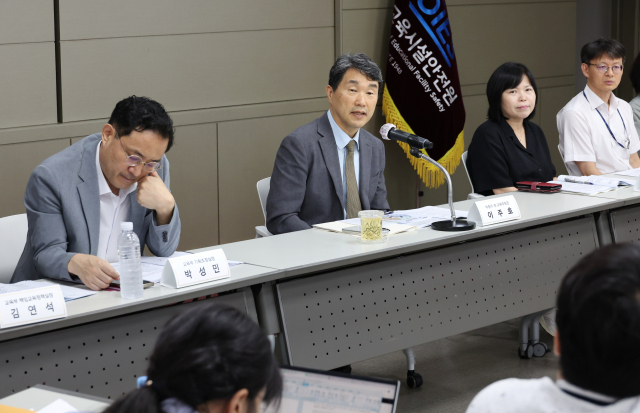 이주호 교육부 장관이 12일 서울 영등포구 한국교육시설안전원에서 열린 출입기자단 간담회에서 모두발언을 하고 있다. 사진 제공=교육부