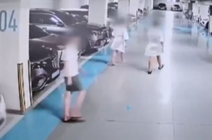 목욕가운만 입고 지하주차장 '어슬렁'…수상한 10대들의 정체 알고보니