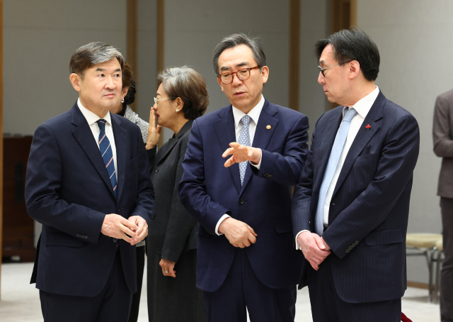 조태용(왼쪽부터) 국가정보원장, 조태열 외교부 장관, 장호진 당시 대통령실 국가안보실장이 지난 1월 16일 서울 용산 대통령실에서 열린 신임 장관, 국정원장, 국가안보실 3차장 임명장 수여식에서 이야기를 나누고 있다. 연합뉴스