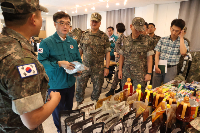 임기근(왼쪽 두번째) 조달청장이 군 장병들에게 보급되는 급식품을 점검하고 있다. 사진제공=조달청