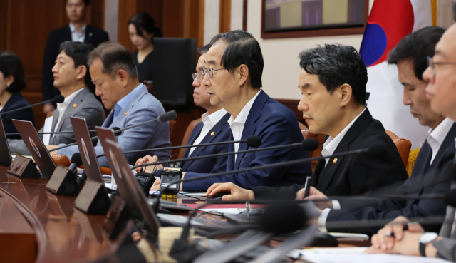 한덕수(가운데) 국무총리가 13일 서울 종로구 정부서울청사에서 열린 국무회의에서 발언하고 있다. 연합뉴스