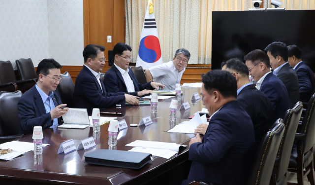 방기선 국무조정실장이 13일 정부서울청사에서 열린 전기차 안전 관련 관계부처회의를 주재하고 있다. 연합뉴스