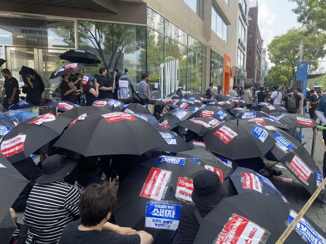 13일 서울 강남구 신사동 티몬 사옥 앞에서 피해자들이 검은 우산을 든 채로 집회에 참석하고 있다. 이승령 기자