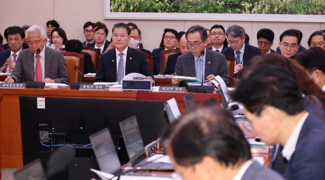 김영호(왼쪽 두번째) 통일부 장관과 조태열(왼쪽 세번째) 외교부 장관이 13일 오후 국회에서 열린 외교통일위원회 전체회의에 참석하고 있다. 연합뉴스